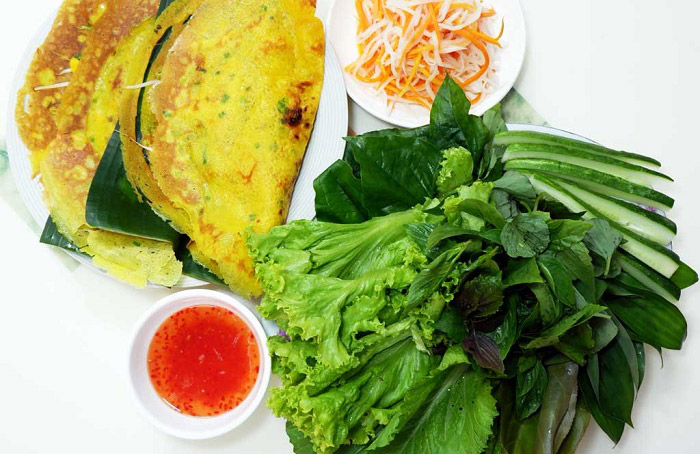 Tráng bánh xèo đúng nhiệt giúp vỏ vàng giòn