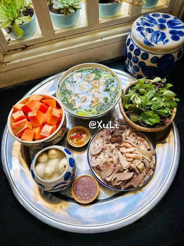 Bữa cơm nhà với rau muống xào, thịt kho và canh rau ngọt