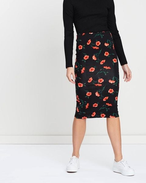 Phối váy bút chì với sneakers