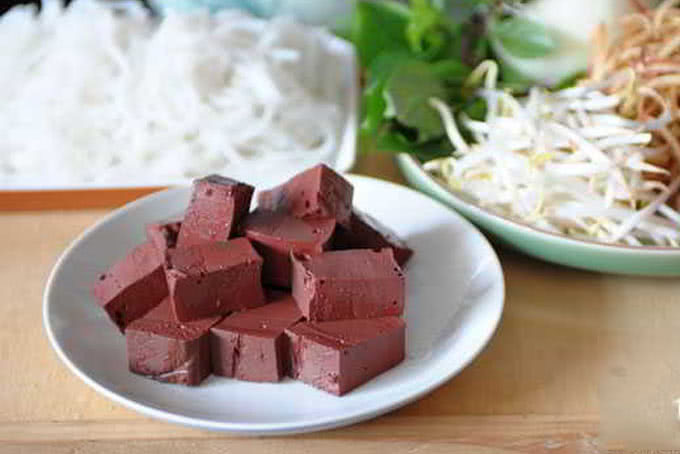 Nguyên liệu bún bò Huế gồm xương bò, thịt bắp, giò heo, sả và rau ăn kèm