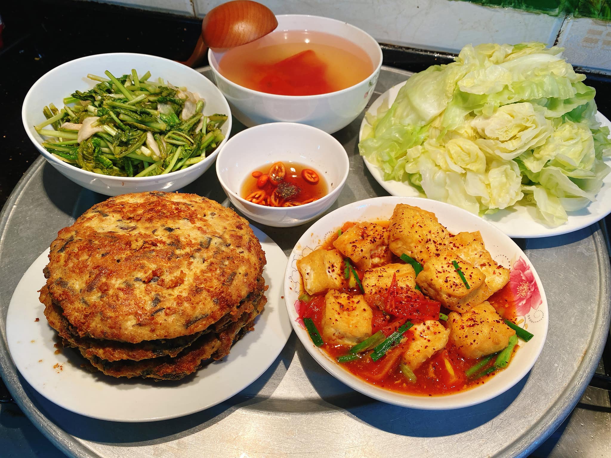 Bữa cơm Tết gia đình ấm áp với các món ăn đậm đà hương vị quê hương