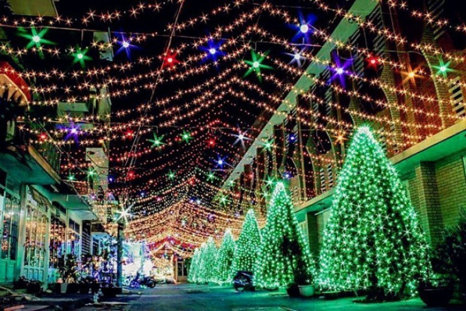 Không khí xóm đạo Noel thường đông và sáng đèn vào buổi tối