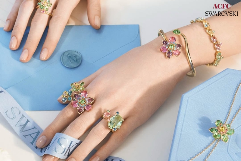 Vòng Tay Swarovski: Ánh Sáng Kiêu Kỳ Điểm Xuyết Nơi Cổ Tay