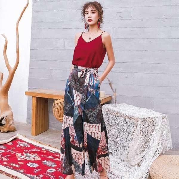 Áo hai dây phối quần ống rộng hoa văn