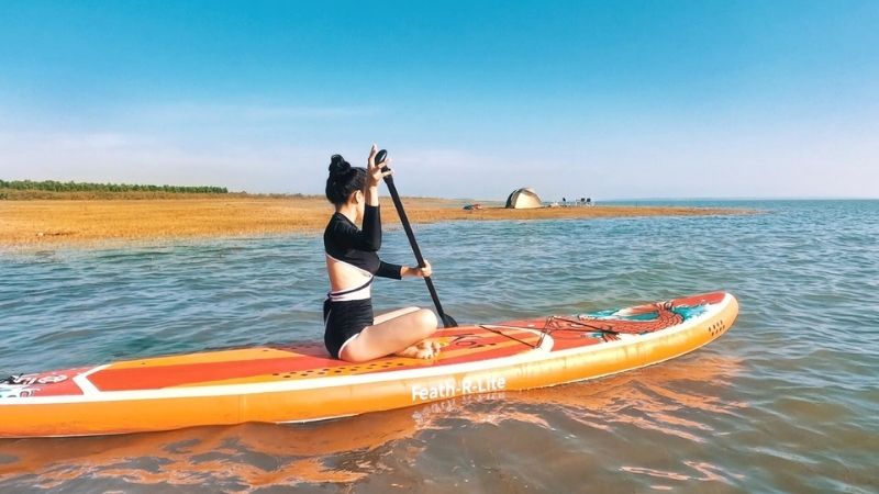 Hoạt động chèo thuyền kayak và sup trên mặt nước hồ Dầu Tiếng phẳng lặng