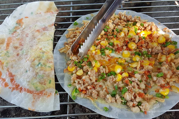 Bánh tráng nướng thơm lừng ở phố ăn vặt Sài Gòn