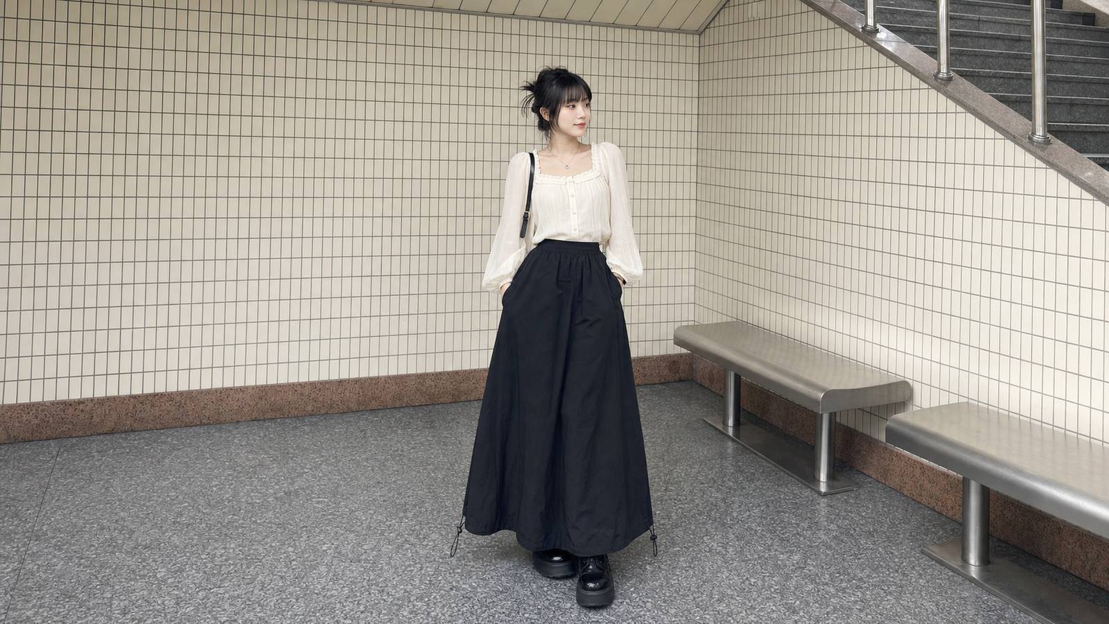 Chân váy dài đen phối với blouse mềm