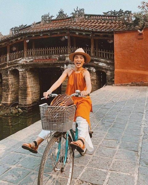 Trang phục đi thuyền và đi bộ nhiều ở Huế