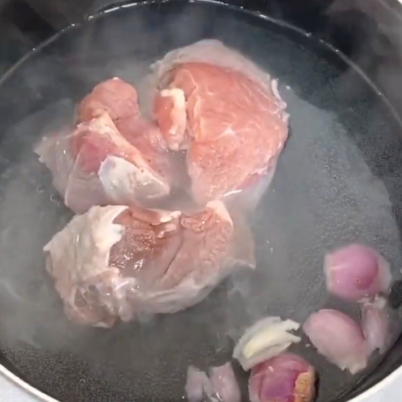 Sơ chế xương và thịt bò cho nồi phở trong, sạch mùi