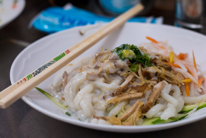 Phần bánh tằm bì hấp dẫn với nước cốt dừa trắng muốt