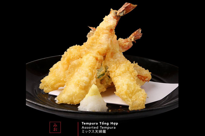 Những xiên thịt yakitori hấp dẫn được nướng trên bếp than hồng rực rỡ