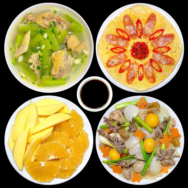 Bữa cơm gia đình đơn giản, rau xanh tươi, canh ngon