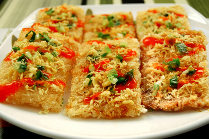 Cơm cháy chà bông là món ăn vặt mua mang về rất hợp