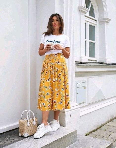 Chân váy hoa nhí đi cùng sneaker trắng tạo cảm giác trẻ trung và hiện đại hơn