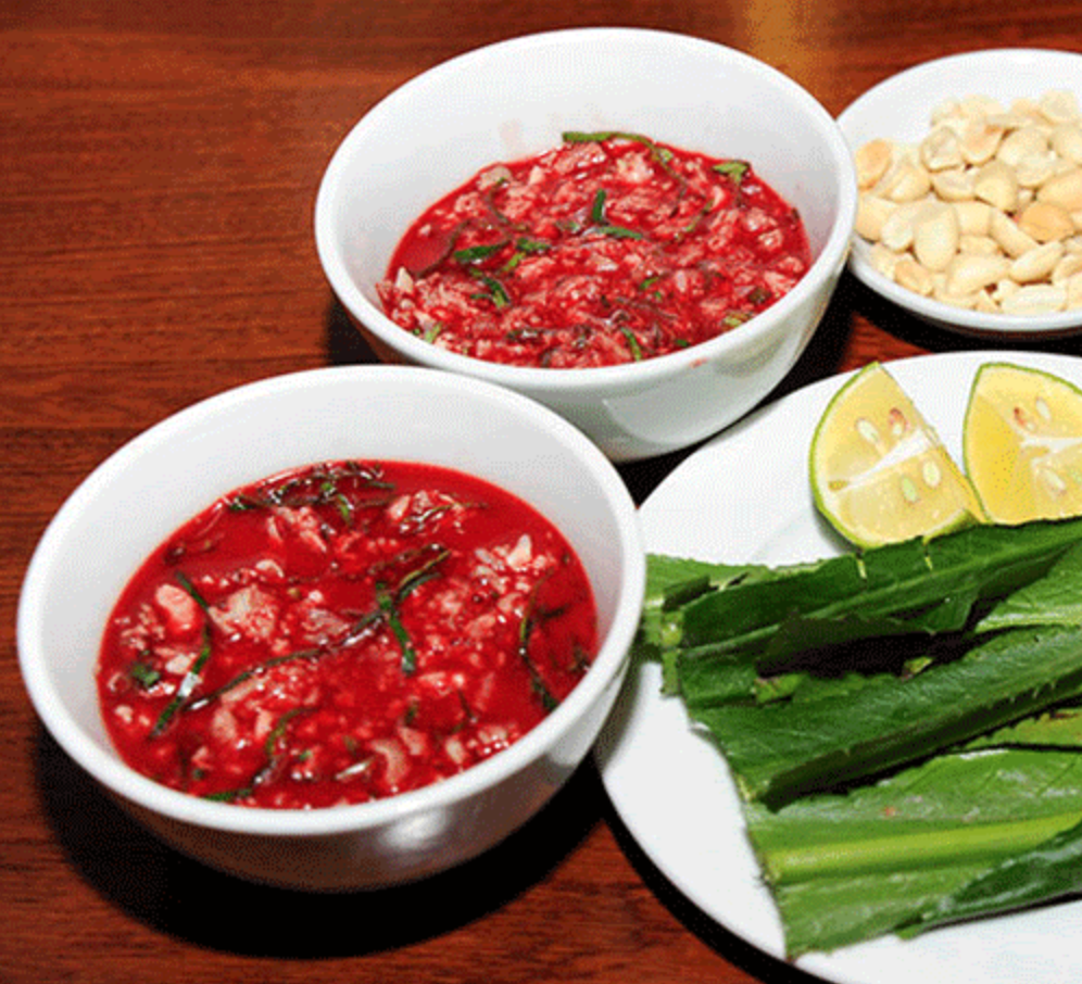 Tiết canh, món sống quen mà lạ trong nhiều bữa ăn truyền thống của người Việt