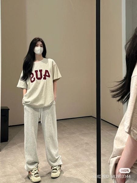 Áo thun form rộng nữ với quần jogger