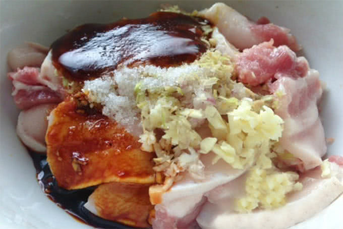 Chả viên và chả miếng trước khi nướng