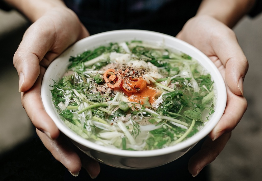 Bát phở bò Hà Nội với nước dùng trong vắt