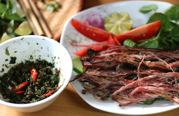 Chẩm chéo kết hợp cùng các món nướng Tây Bắc tạo nên sự cân bằng hoàn hảo