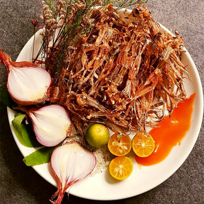 Khô nhái chiên giòn rụm nguyên con