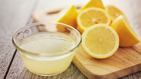 Sử dụng nước cốt chanh để xử lý nách áo bị vàng