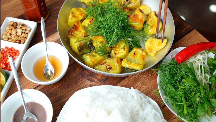 Chảo chả cá Lã Vọng với thì là và hành hoa