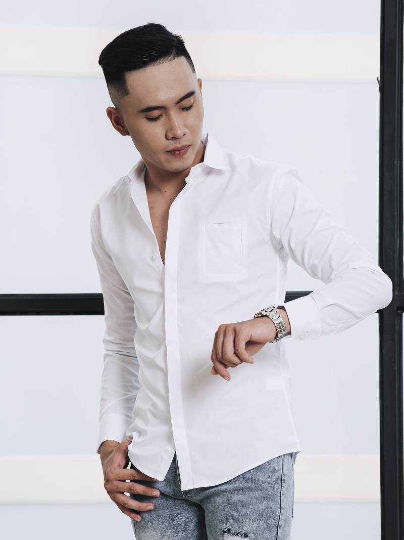 Áo trắng và quần đơn sắc