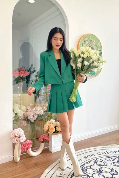 Áo khoác dạ ngắn phối cùng đầm liền duyên dáng giữa trời thu Sapa