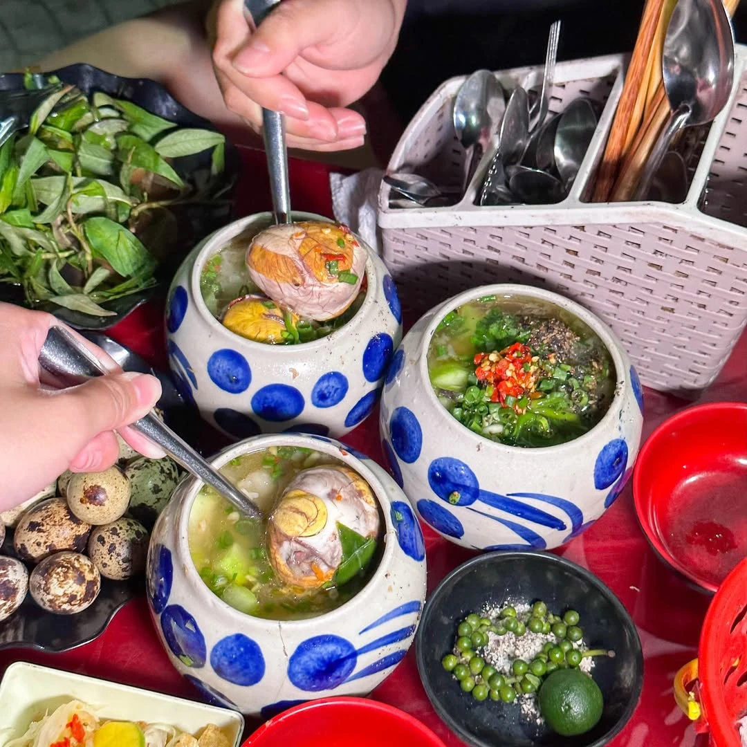 Bánh bột lọc Huế trong veo với nhân tôm thịt đặc trưng