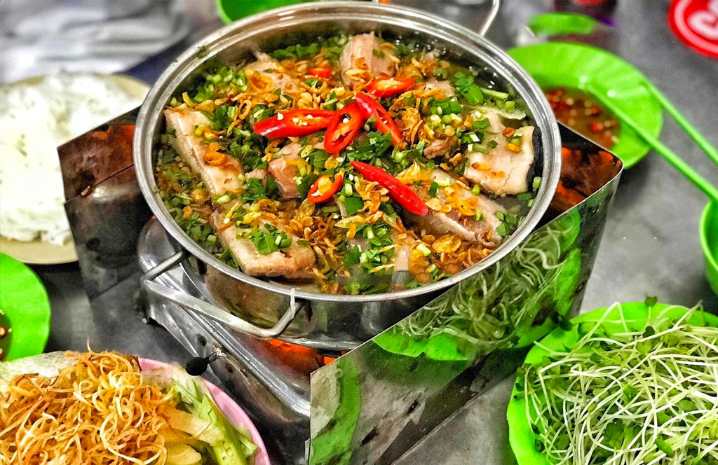 Món lẩu cá đuối nóng hổi