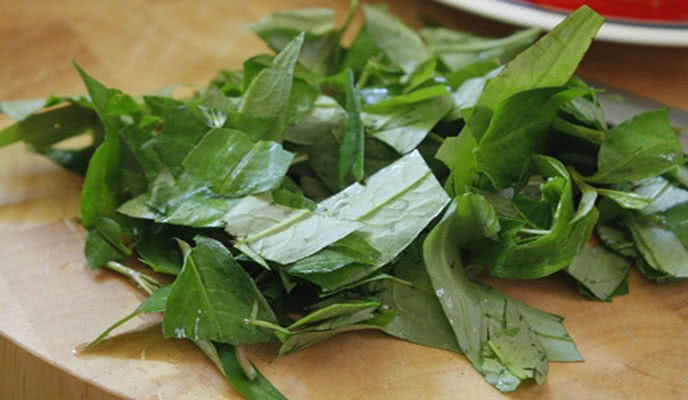 Cắt nhỏ rau răm chuẩn bị làm nhân bánh tráng