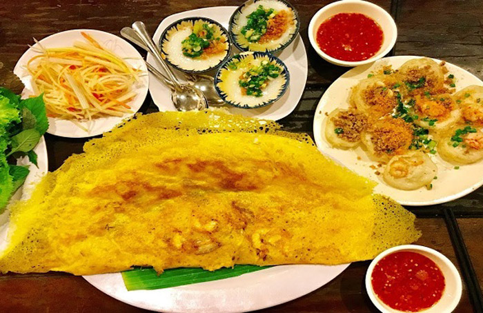 Cách ăn bánh xèo miền Tây thường đi kèm nhiều loại rau sống