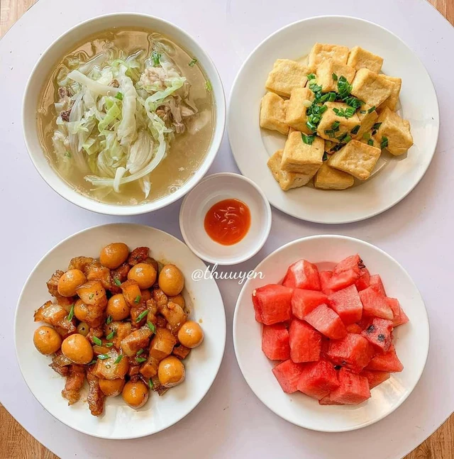 Bữa ăn trưa gia đình với các món ăn truyền thống Việt Nam