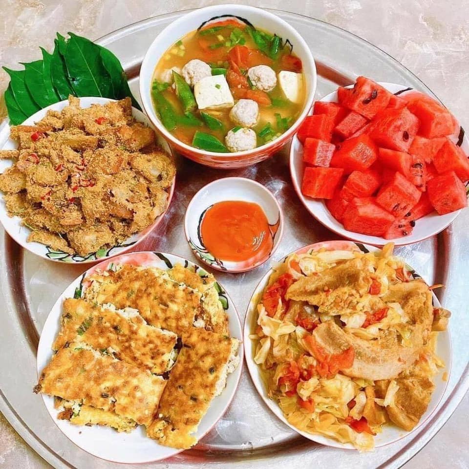 Mâm cơm đơn giản, nhanh gọn nhưng vẫn đảm bảo dinh dưỡng