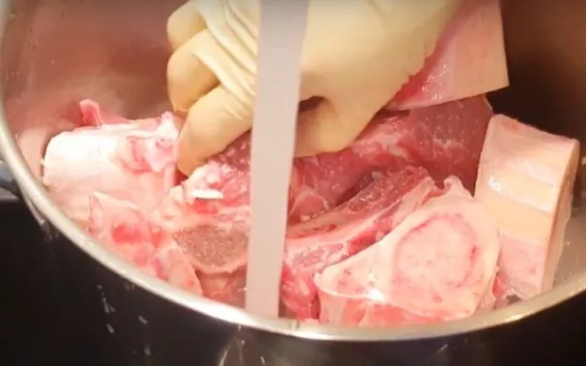 Xương bò được sơ chế sạch để nấu nước dùng phở