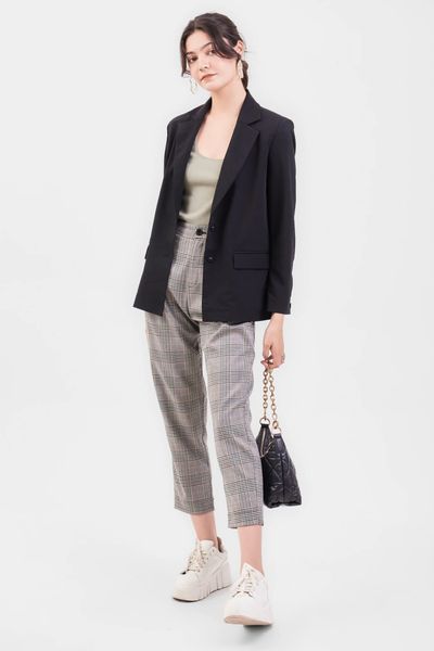 Quần dài với giày thể thao và áo khoác blazer