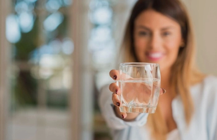 Uống nước và đón ánh sáng buổi sáng giúp cơ thể khởi động nhịp sinh học