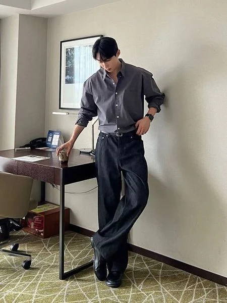 Outfit đi Đà Lạt - Sơ mi Oxford kết hợp với quần tây đứng dáng và loafer