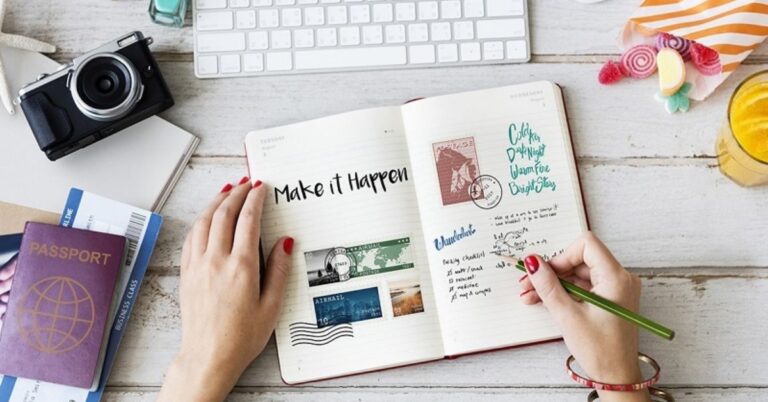 Người phụ nữ lập kế hoạch chuyến đi