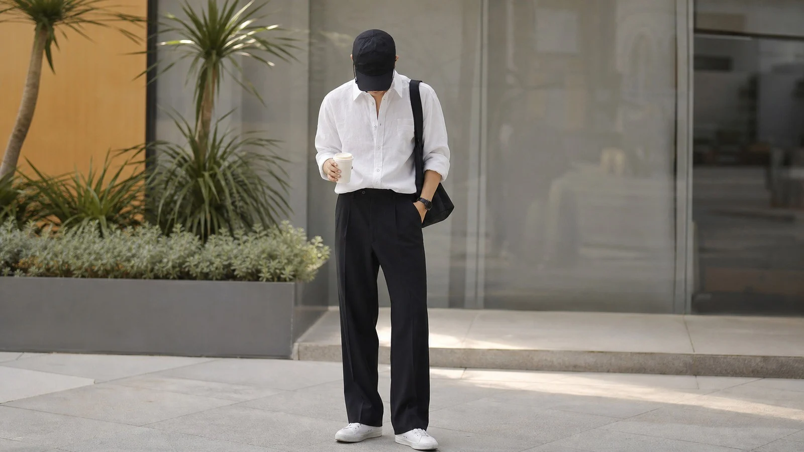 Form slim vừa phải cho áo sơ mi trắng nam