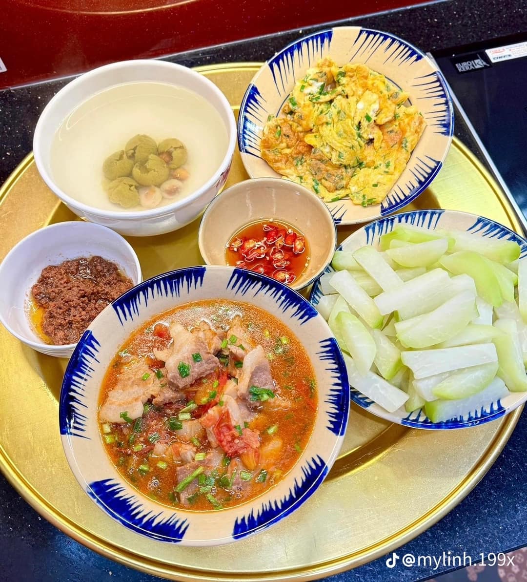 Mâm cơm cuối tuần đủ đầy, phong phú cho cả gia đình quây quần