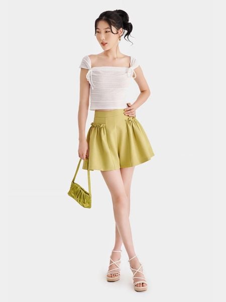 Áo croptop phối cùng quần jean năng động cho chuyến đi Sapa