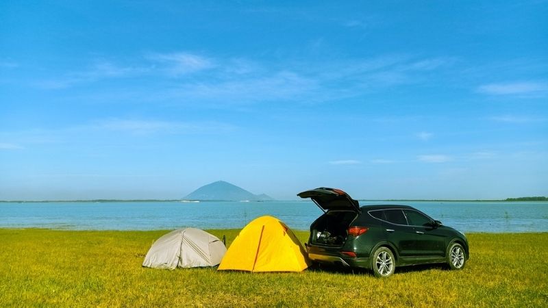 Xe ô tô cá nhân di chuyển an toàn hướng về phía lòng hồ Dầu Tiếng