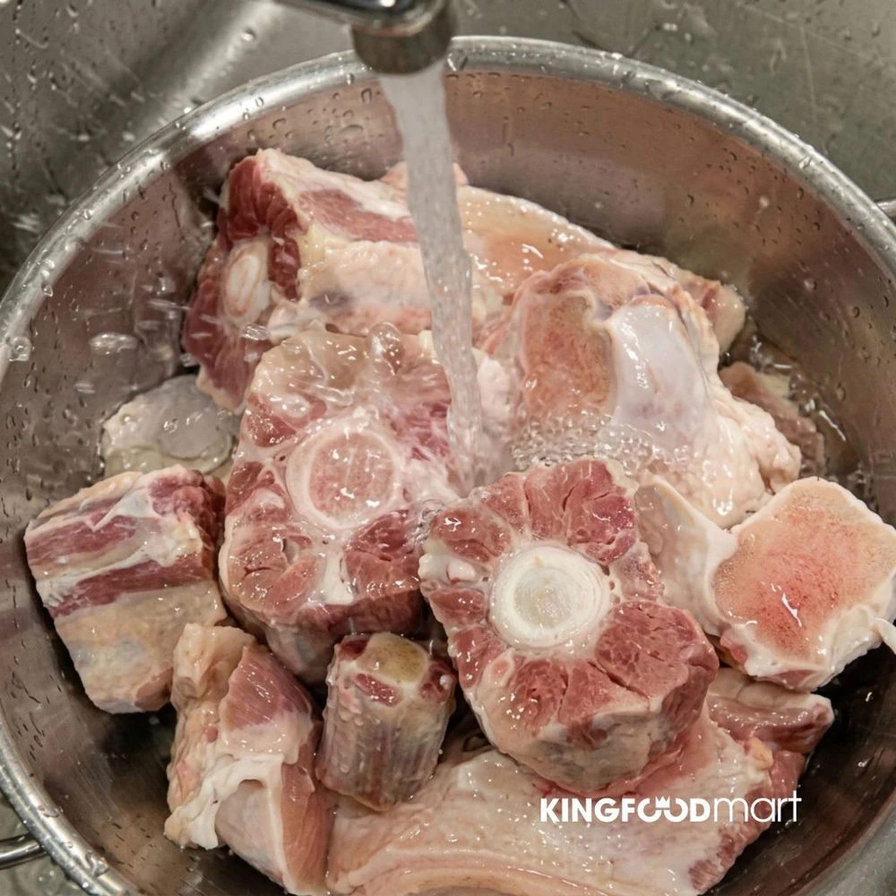 Sơ chế xương bò kỹ lưỡng bằng cách luộc sơ giúp loại bỏ tạp chất