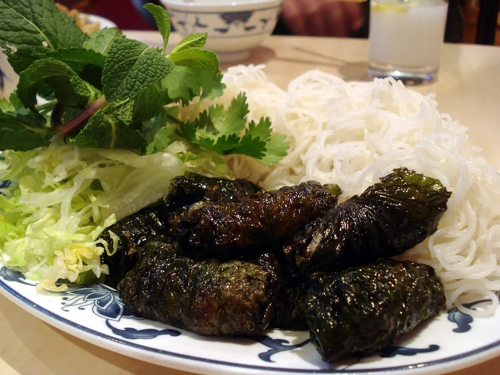 Chả lá lốt ăn kèm bún và rau thơm