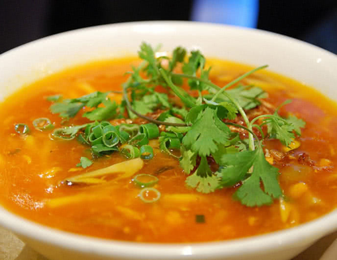 Nguyên liệu và phần nước dùng là nền tảng để món bánh canh cua ra vị chuẩn