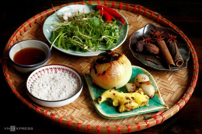 Các bước hoàn thiện bát phở bò truyền thống tại nhà