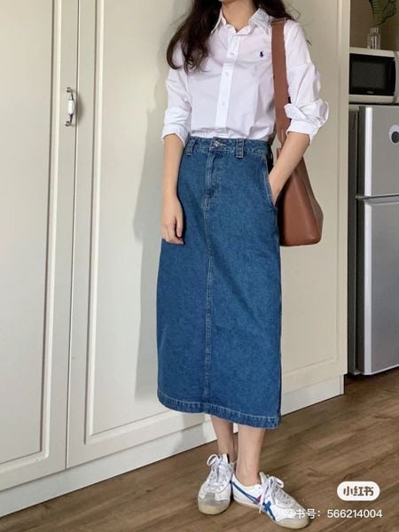 Áo thun trắng + chân váy denim + túi đeo vai màu nổi