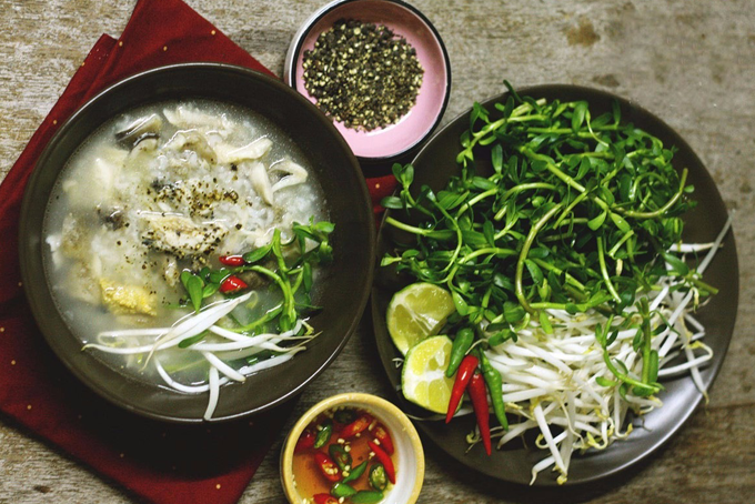 Cháo cá lóc rau đắng là món thường được người địa phương chuộng vào buổi chiều tối