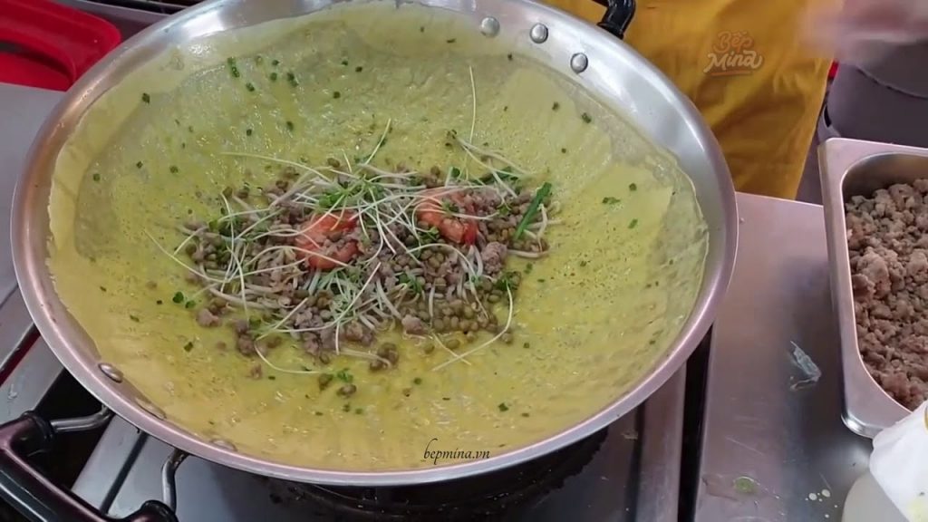 Thao tác đổ bánh xèo tạo vỏ mỏng đều